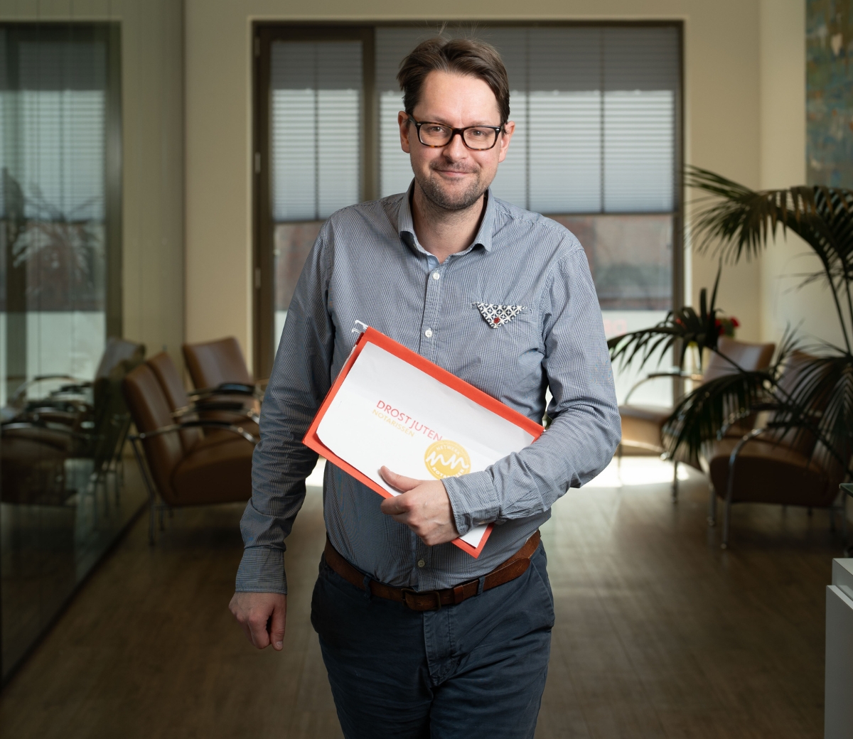Man in kantoor met document van Drost Juten
