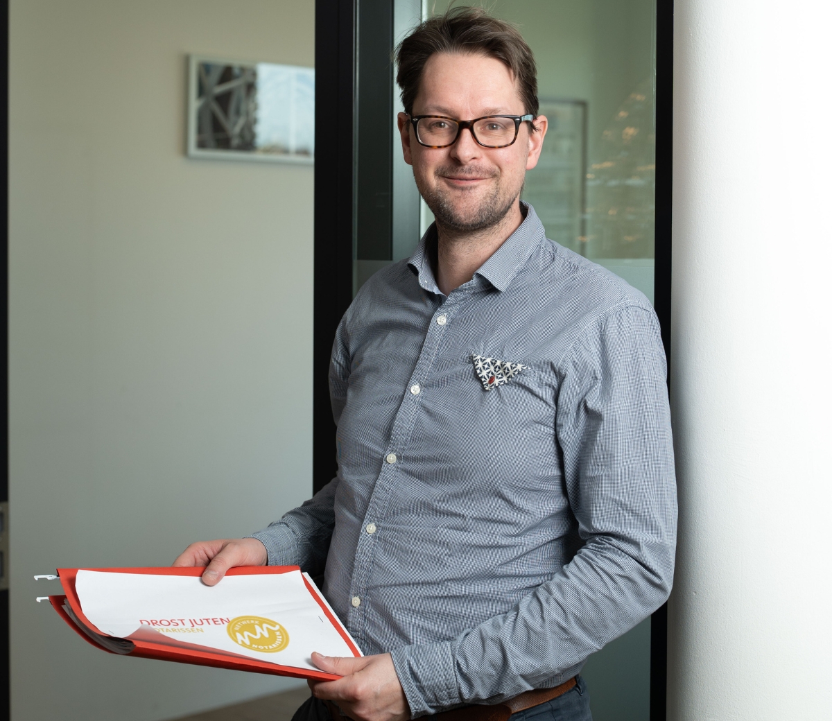 Man in kantoor met document van Drost Juten
